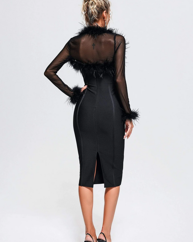 Vestido na altura do joelho com fenda e decote coração