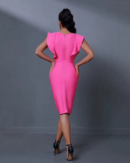 Vestido com babado e decote em v profundo
