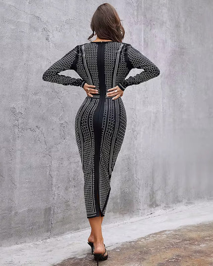 Vestido com desconte em V e justo com lantejoulas preto e cinza