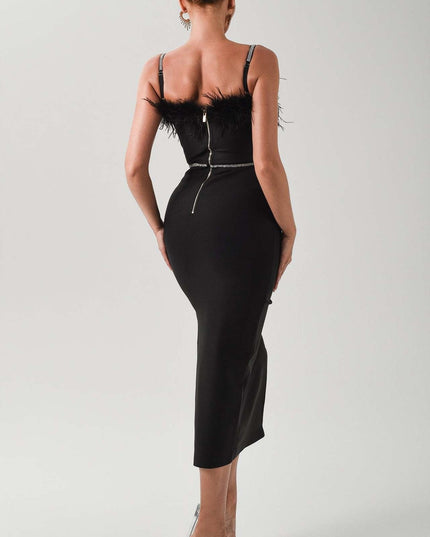 Vestido midi elegante preto com detalhes em penas.