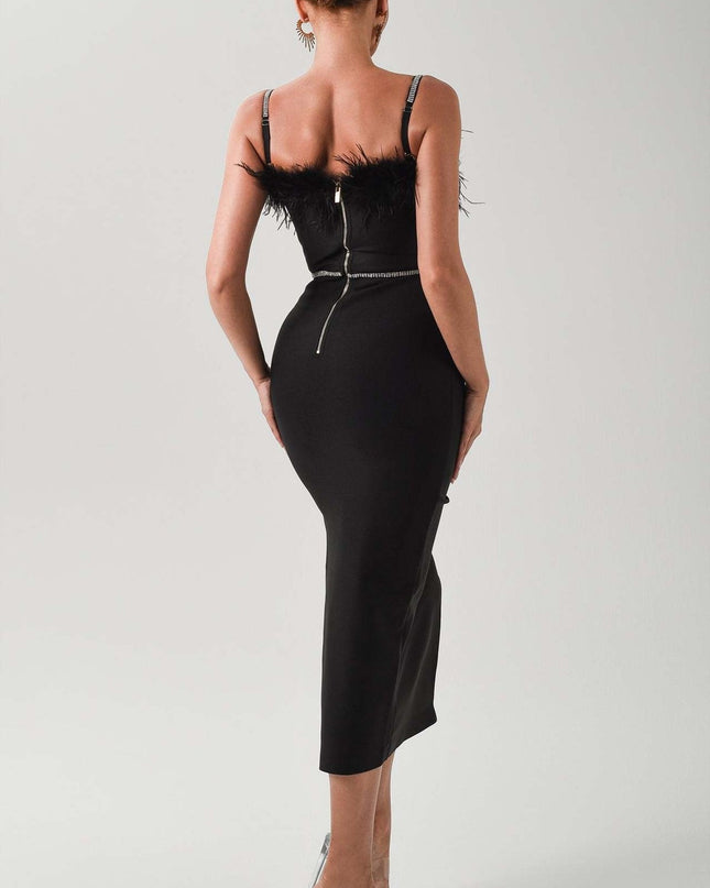 Vestido midi elegante preto com detalhes em penas.