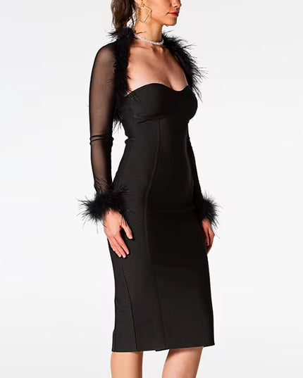 Vestido na altura do joelho com fenda e decote coração