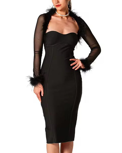 Vestido na altura do joelho com fenda e decote coração