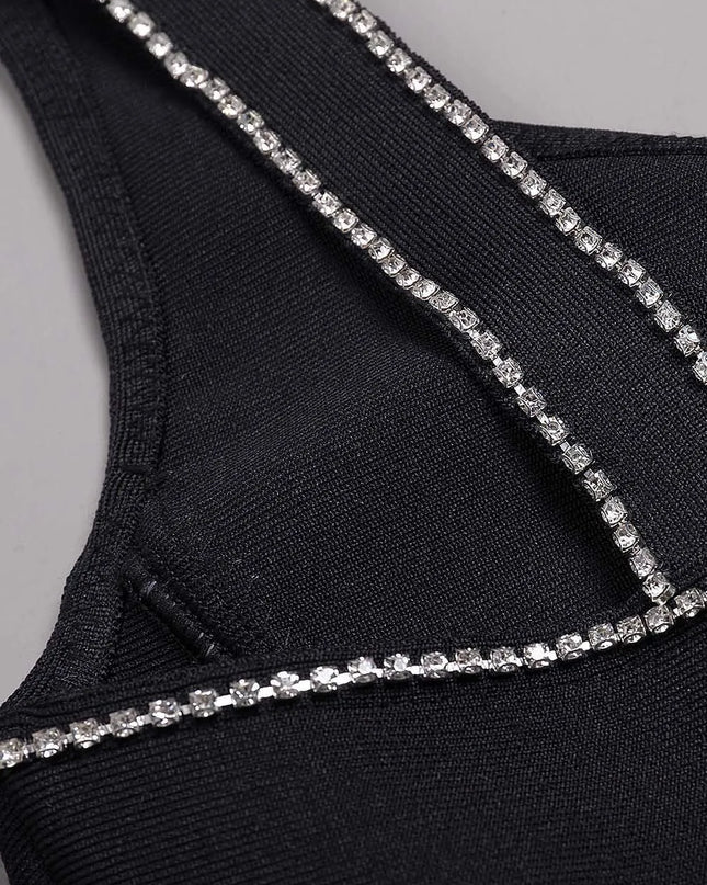 Vestido longo bandage com detalhes em cristal na cor preta.