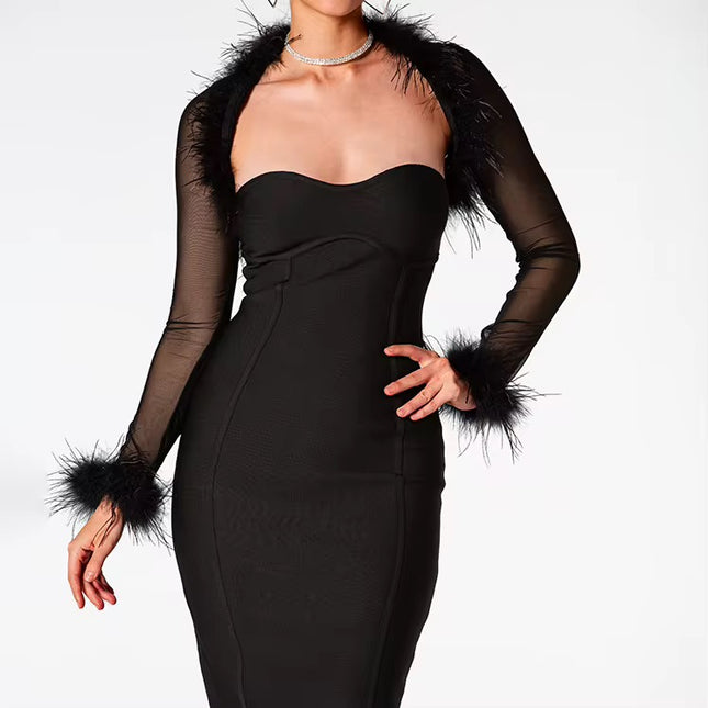 Vestido na altura do joelho com fenda e decote coração