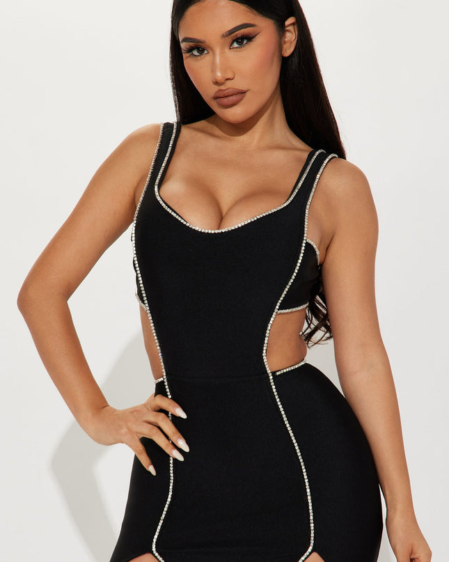 Vestido longo bandage com detalhes em cristal na cor preta.