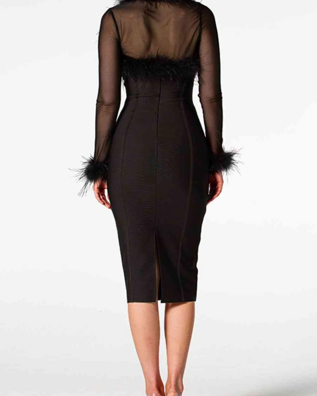 Vestido na altura do joelho com fenda e decote coração