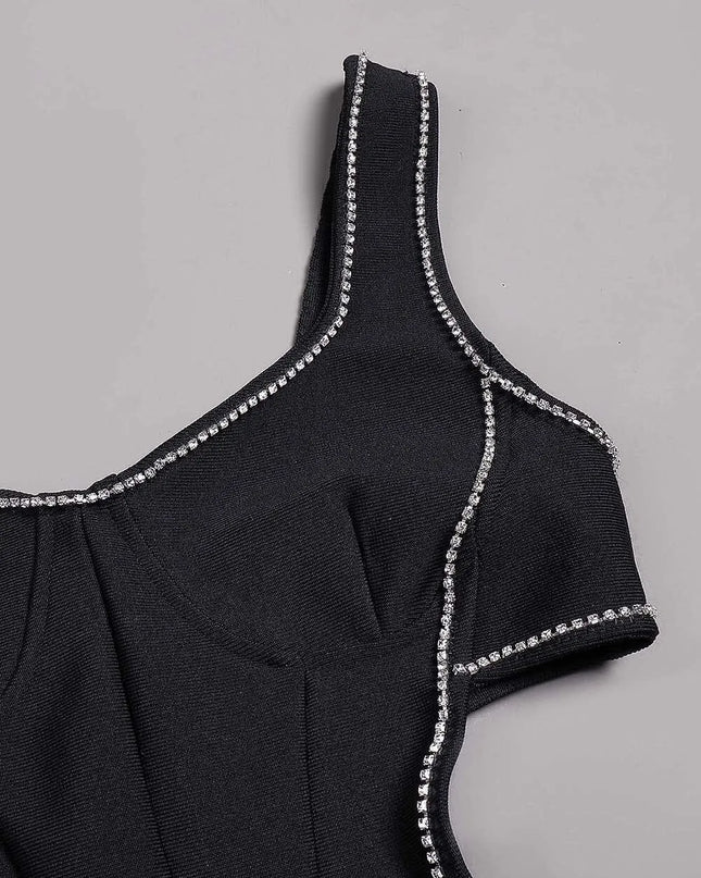 Vestido longo bandage com detalhes em cristal na cor preta.